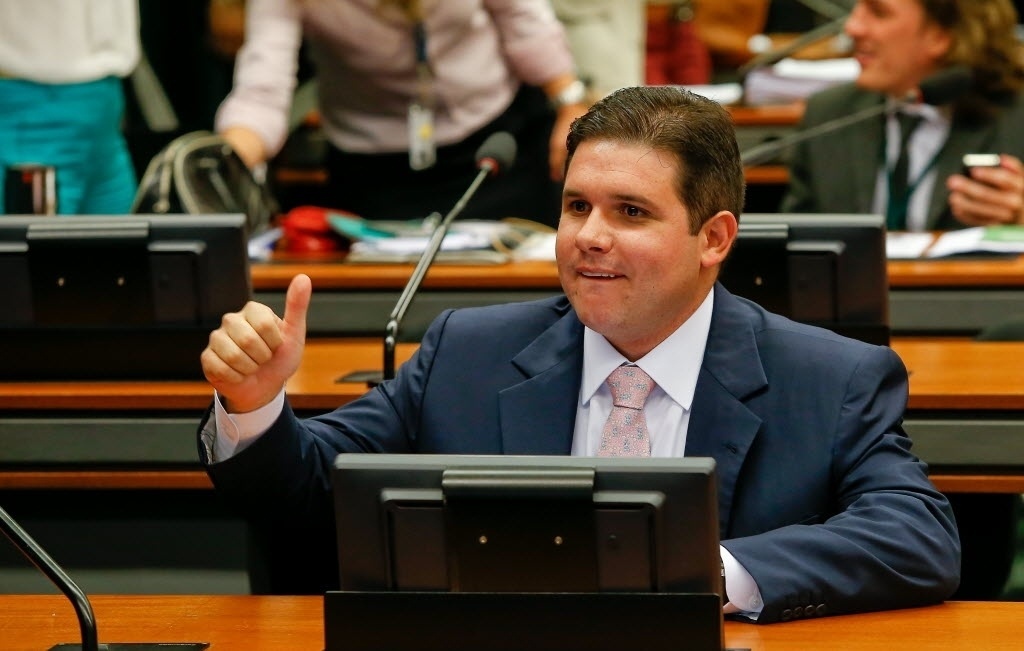 26.fev.2015 - O deputado Hugo Motta (PMDB-PB) foi designado como presidente da nova CPI (Comissão Parlamentar de Inquérito) da Petrobras instalada nesta quinta-feira (26) na Câmara dos Deputados. É o terceiro grupo criado no Congresso Nacional para investigar o tema em menos de um ano. O esquema de lavagem de dinheiro e pagamento de propina envolvendo a estatal está sendo investigado pela Polícia Federal com a operação Lava Jato, deflagrada em março de 2014 - Pedro Ladeira/Folhapress