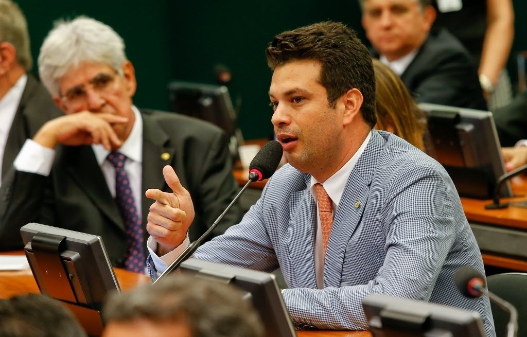 26.fev.2015 - O líder do PMDB na Câmara, Leonardo Picciani (PMDB-RJ) fala durante sessão que instalou a nova CPI (Comissão Parlamentar de Inquérito) da Petrobras, nesta quinta-feira (26).  Os deputados Luiz Sérgio (PT-RJ) e Hugo Motta (PMDB-PB) foram designados como relator e presidente, respectivamente. Esse é o terceiro grupo criado no Congresso Nacional para investigar o tema em menos de um ano. O esquema de lavagem de dinheiro e pagamento de propina envolvendo a estatal está sendo investigado pela Polícia Federal com a operação Lava Jato, deflagrada em março de 2014 - Pedro Ladeira/Folhapress