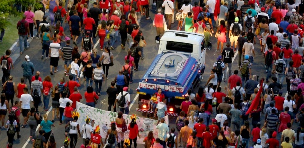 Integrantes do MTST durante protesto contra a falta de água no Estado de São Paulo - Derek Flores/ UOL