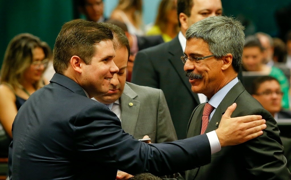 26.fev.2015 - Os deputados Luiz Sérgio (PT-RJ) (à esq.) e Hugo Motta (PMDB-PB) (à dir.) foram designados como relator e presidente, respectivamente, da nova CPI (Comissão Parlamentar de Inquérito) da Petrobras instalada nesta quinta-feira (26) na Câmara dos Deputados. É o terceiro grupo criado no Congresso Nacional para investigar o tema em menos de um ano. O esquema de lavagem de dinheiro e pagamento de propina envolvendo a estatal está sendo investigado pela Polícia Federal com a operação Lava Jato, deflagrada em março de 2014 - Pedro Ladeira/Folhapress