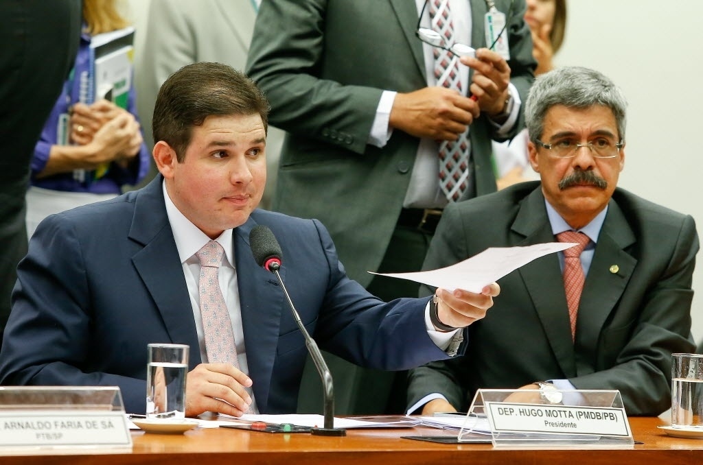 26.fev.2015 - Os deputados Luiz Sérgio (PT-RJ) (à esq.) e Hugo Motta (PMDB-PB) (à dir.) foram designados como relator e presidente, respectivamente, da nova CPI (Comissão Parlamentar de Inquérito) da Petrobras instalada nesta quinta-feira (26) na Câmara dos Deputados. É o terceiro grupo criado no Congresso Nacional para investigar o tema em menos de um ano. O esquema de lavagem de dinheiro e pagamento de propina envolvendo a estatal está sendo investigado pela Polícia Federal com a operação Lava Jato, deflagrada em março de 2014 - Pedro Ladeira/Folhapress