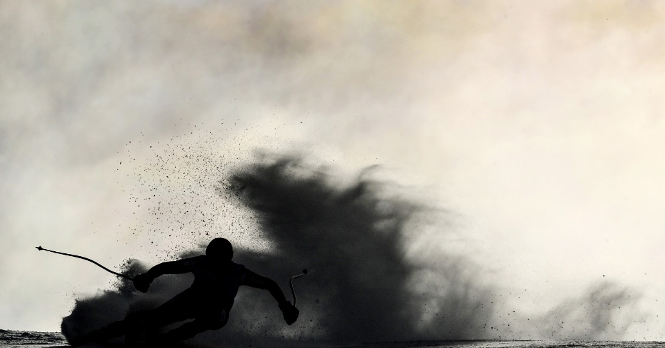 26.fev.2015 - Esquiador realiza treino para participar de prova da Copa do Mundo de Downhill, em Garmish-Partenkirchen, na Alemanha