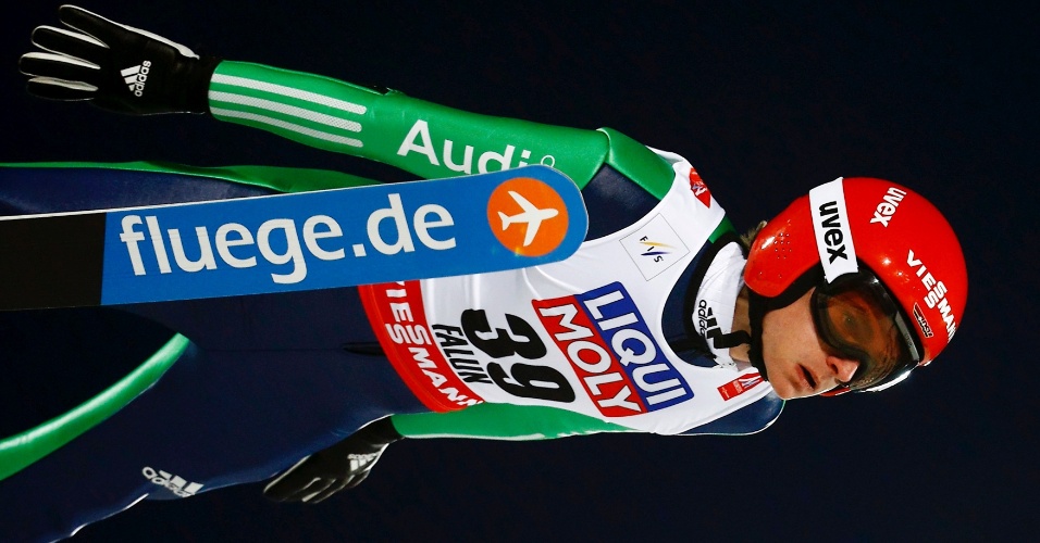 26.fev.2015 - Esquiador alemão Richard Freitag pratica salto, no Campeonato Mundial de Esqui, em Falun, na Alemanha