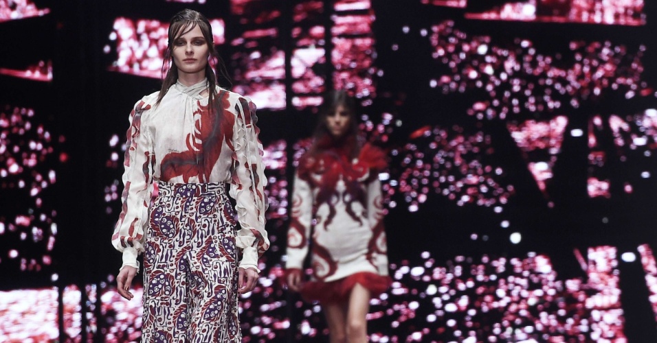 26.fev.2014 - Modelos se confudem com imagem de telão, durante desfile da marca Cavalli, na semana da moda de Milão (Itália)