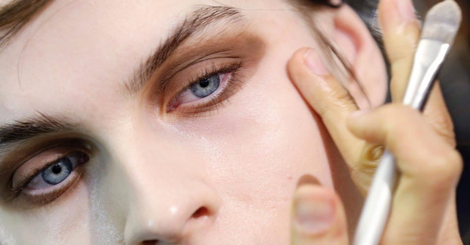 26.fev.2015 - Modelo prepara maquiagem antes de desfile da marca Cavalli, durante a semana da moda de Milão, na Itália