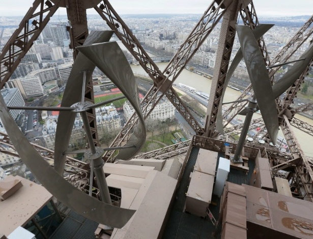  Estrutura das turbinas, que vão gerar 10 mil kilowatts por hora de cima da Torre Eiffel, em Paris, foram instaladas na quinta-feira (26). Elas medem sete metros de altura e estão localizadas no segundo andar da torre - Jacques Demarthon/AFP