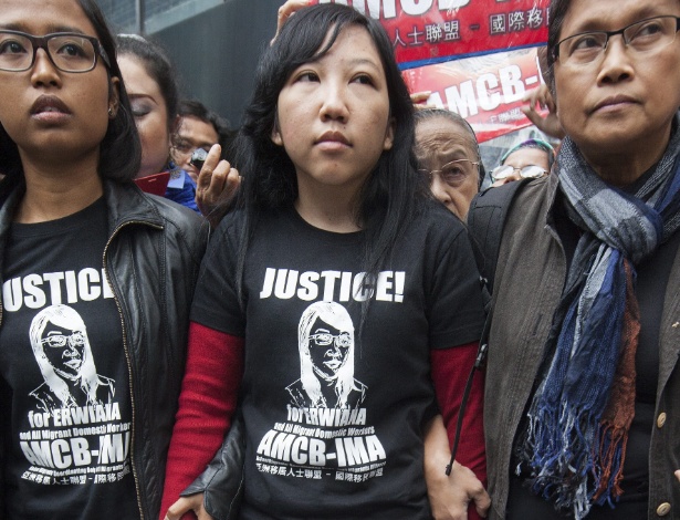 27.fev.2015 - A empregada doméstica indonésia Erwiana Sulistyaningsih (centro) acompanha em porta do tribunal de Hong Kong o julgamento da sua antiga patroa