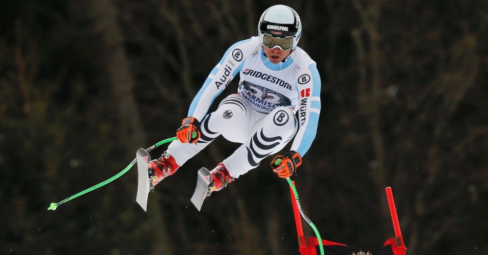 27.fev.2015 - Esquiador Andreas Sander da Alemanha acelera na Copa do Mundo de Esqui Alpino em Garmisch-Partenkirchen, na Alemanha