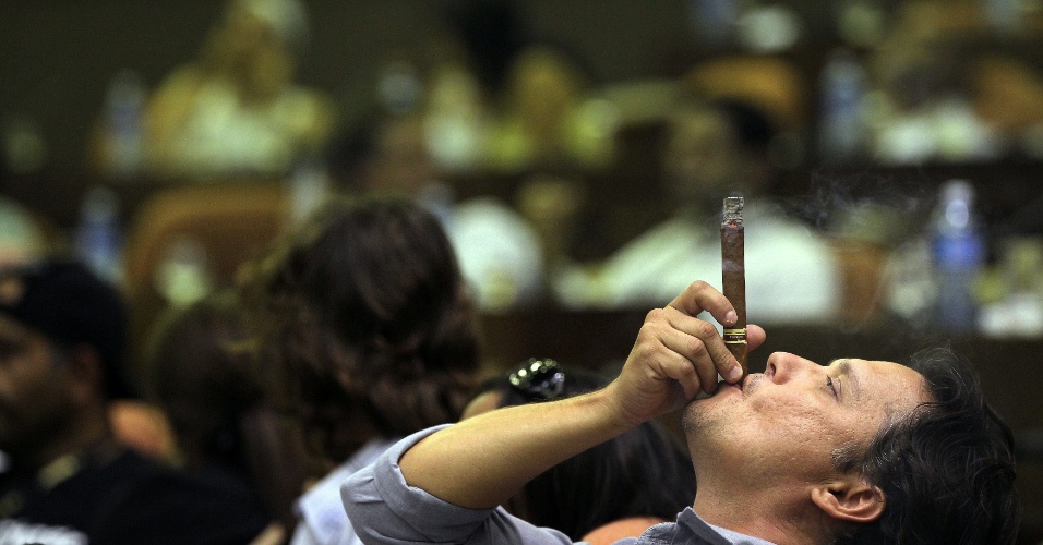 27.fev.2015 - Homem fuma um charuto durante competição para a cinzas mais longas, como parte das atividades do XVII Festival del Habano, em Havana (Cuba)