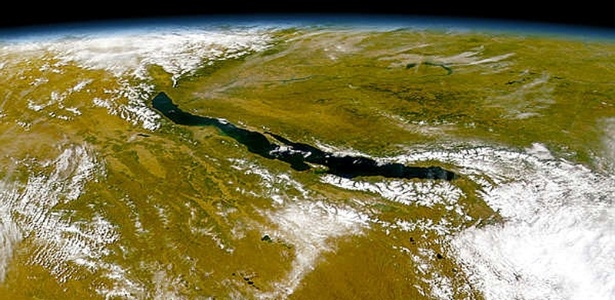 Imagem de arquivo do Projeto SeaWIFS da Nasa (agência espacial americana) registra o lago Baikal visto do espaço - Nasa/Goddard Space Flight Center/ORBIMAGE