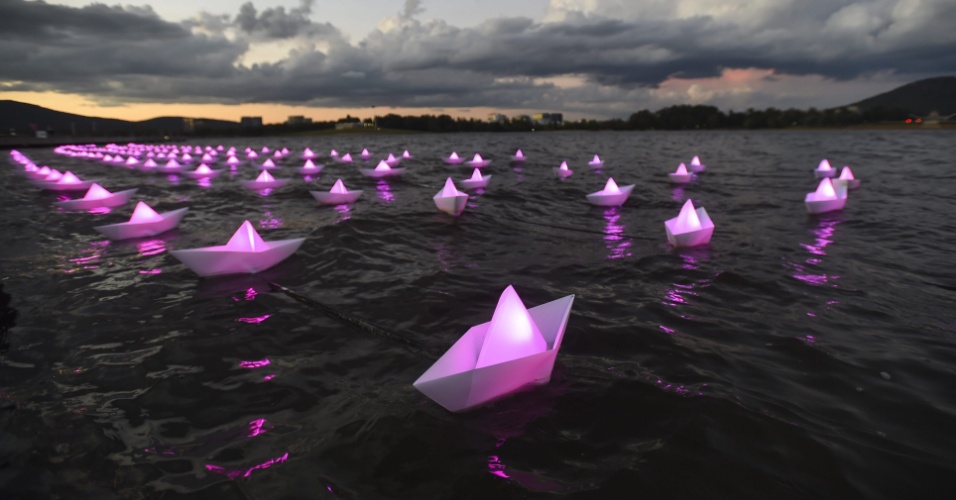 27.fev.2015 - Pequenos barcos de papel iluminados flutuam no lago Burley Griffin durante o Festival de Luz, em Canberra, na Austrália