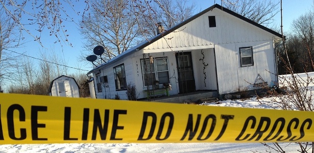 27.fev.2015 - Polícia cerca casa onde houve tiroteio em Tyrone, no Missouri (EUA); ao menos 9 pessoas morreram, entre elas o atirador, em quatro locais distintos - "Houston Herald"/Jeff McNiell/AP
