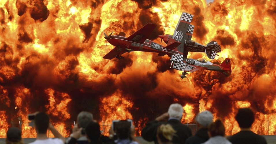 27.fev.2015 - Três aviões de manobram contra um muro de fogo diante dos olhos dos espectadores presentes no Show Aéreo Internacional Avalon, na Austrália