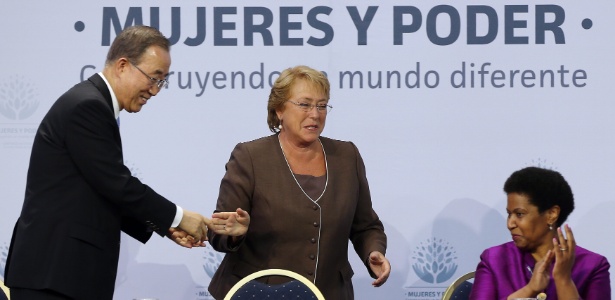 A presidente do Chile, Michelle Bachelet (centro), o secretário-geral das Nações Unidas, Ban Ki-moon (à esquerda), e a diretora executiva do ONU Mulheres, Phumzile Mlambo-Ngcuka (à direita), participam da cerimônia de encerramento do evento "As mulheres no poder e na tomada de decisões: construindo um mundo diferente", em Santiago, no Chile - Mario Ruiz/EFE
