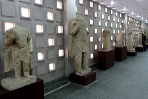 28.fev.2015 - Artefatos do século 2 a.C., vindos da área de Mosul, são exibidos durante a reabertura oficial do Museu Nacional do Iraque, na capital Bagdá. - Sabah Arar/AFP