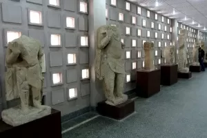 28.fev.2015 - Artefatos do século 2 a.C., vindos da área de Mosul, são exibidos durante a reabertura oficial do Museu Nacional do Iraque, na capital Bagdá. - Sabah Arar/AFP