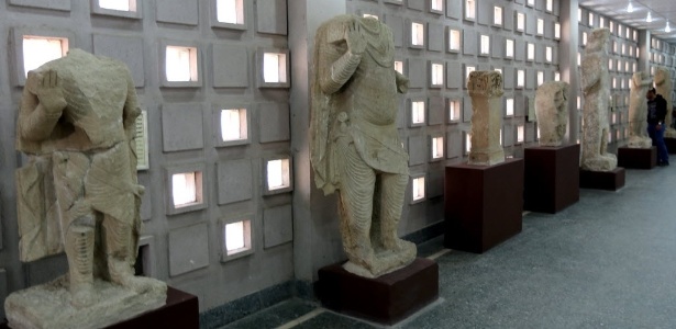 28.fev.2015 - Artefatos do século 2 a.C., vindos da área de Mosul, são exibidos durante a reabertura oficial do Museu Nacional do Iraque, na capital Bagdá. - Sabah Arar/AFP
