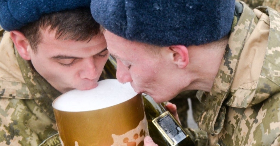 28.fev.2015 - Cadetes da faculdade militar da Universidade Técnica Nacional da Ucrânia bebem champanhe, durante uma cerimônia de formatura na cidade de Kharkiv. Segundo o governo, confrontos isolados interrompem uma trégua com os rebeldes pró-Rússia