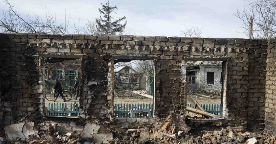 28.fev.2015 - Casa em Debaltseve, na Ucrânia, é reduzida a ruínas em confronto entre o Exército ucraniano e rebeldes separatistas pró-Rússia. Outras casas da mesma rua foram destruídas