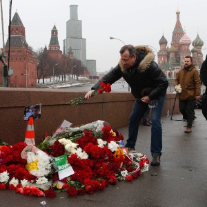 Flores e homenagens são depositadas neste no local onde Boris Nemtsov, opositor do presidente russo, Vladimir Putin, foi morto a tiros na sexta-feira - Sergei Karpukhin/Reuters