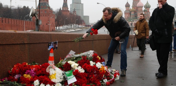 Russos depositam flores no local onde o líder da oposição Boris Nemtsov foi morto na sexta-feira