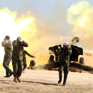 O avanço terrestre das tropas vai acompanhado por bombardeios de artilharia contra as posições do EI - Ahmad al-Rubaye/AFP