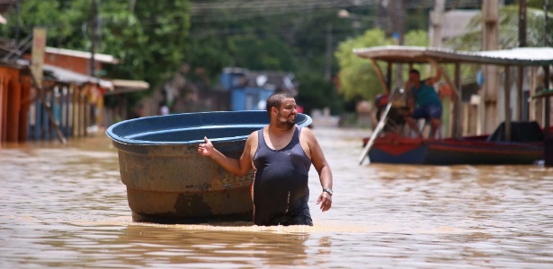 Morador arrasta caixa de água em rua completamente alagada da capital acriana - Divulgação