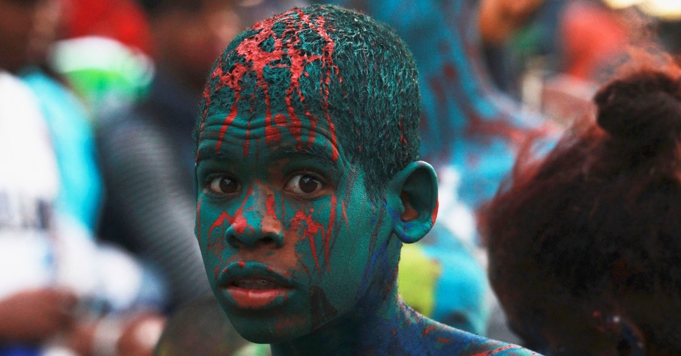 2.mar.2015 - Jovem artista com pintura corporal participa de um evento que marca o encerramento das comemorações nacionais de carnaval no Malecon de Santo Domingo, na República Dominicana