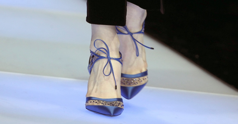 2.mar.2015 - Modelo apresenta uma criação da coleção Outono/Invernode do estilista Giorgio Armani durante a Semana de Moda de Milão, na Itália