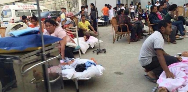 Moradores de Lincang recebem assistência médica em hospital pouco depois do terremoto - Xinhua