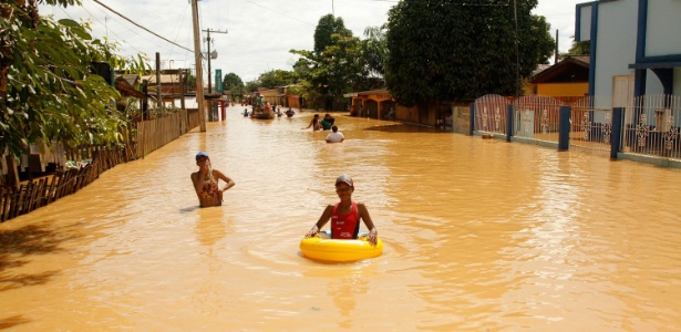 Pessoas se deslocam com boias e canoas, em Rio Branco, no Acre, cidade de Wéverton - Raimundo Paccó/Frame/Estadão Conteúdo