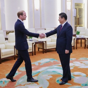 O líder chinês recebeu o príncipe, segundo na linha de sucessão ao trono, no Grande Palácio do Povo de Pequim - Feng Li/Pool/AFP