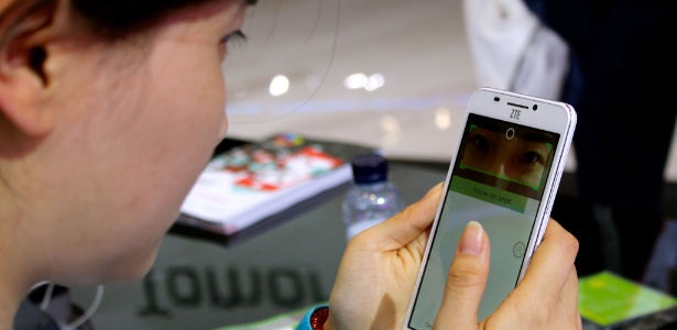 Promotora da fabricante chinesa ZTE testa o recurso EyePrint ID, que desbloqueia um smartphone após reconhecer os olhos do dono do aparelho - Guilherme Tagiaroli/UOL