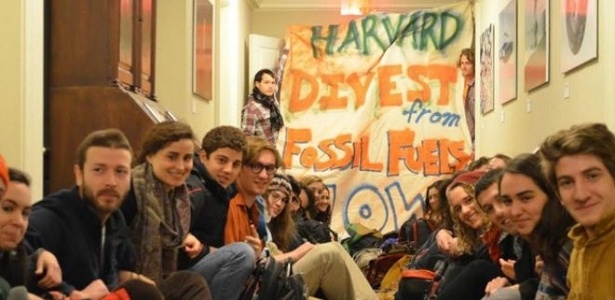 Além de ação judicial, estudantes promoveram uma invasão da reitoria de Harvard - Divest Harvard