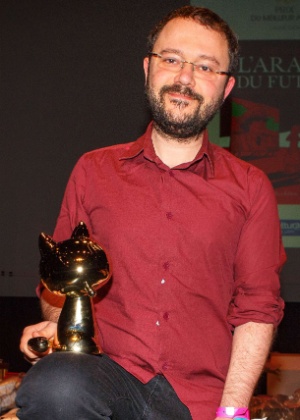 1.fev.2015 - O cartunista francês Riad Sattouf posa com seu prêmio, em Angoulême - Pierre Duffour/AFP