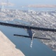1º.mar.2015 - O avião Solar Impulse 2, pilotado por Bertrand Piccard, sobrevoa Abu Dhabi, capital dos Emirados Árabes Unidos. A aeronave é capaz de voar durante o dia e a noite sem usar nem uma gota de combustível. Apenas com a energia do sol captada por painéis fotovoltaicos, ela é preparada para realizar uma viagem de volta ao mundo - Solar Impulse/Efe