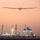 26.fev.2015 - O avião Solar Impulse 2 realiza voo sobre a Grande Mesquita de Abu Dhabi, nos Emirados Árbes Unidos. Na viagem em que realizará uma volta ao mundo, o Solar Impulse 2 se dirigirá primeiro a Omã e às cidades indianas de Ahmedabad e Varanasi. Depois irá a Mandalay, em Mianmar, Chongqing e Nanquim, na China, antes de cruzar o Pacífico com uma escala no arquipélago americano do Havaí. Os dois pilotos suíços que comandam a aeronave irão parar posteriormente em Phoenix e Nova York, de onde partirão ao sul da Europa ou ao norte da África, última escala antes do retorno a Abu Dhabi, no fim de julho ou início de agosto - Solar Impulse/Efe