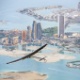 2.mar.2015 - Imagem divulgada pelo projeto Solar Impulse 2 mostra o avião movido a energia solar sobrevoando Abu Dhabi, a capital dos Emirados Árabes Unidos. A aeronave realizará uma volta ao mundo sem levar nem uma gota de combustível - Solar Impulse/AFP