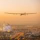 2.mar.2015 - O Solar Impulse 2 sobrevoa a Grande Mesquita em Abu Dhami, nos Emirados Árabes Unidos. A aeronave, coberta com 17 mil células solares que alimentam seus quatro motores elétricos de hélice, será o primeiro a cruzar oceanos e continentes com a ajuda do sol - Solar Impulse/AFP