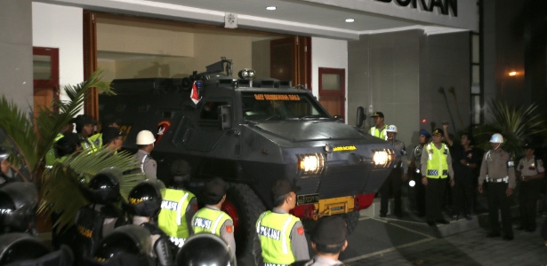 3.mar.2015 - A polícia prepara a saída de um veículo blindado que transportará Andrew Chan, 31, e Myuran Sukumaran, 33 da prisão de Kerobocan, em Bali (Indonésia)
