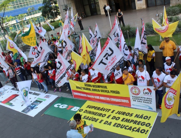 Centrais sindicais e estudantes protestam em frente ao prédio do Banco Central em São Paulo contra o aumento da taxa básica de juros, a Selic - Niyi Fote/Futura Press/Estadão Conteúdo