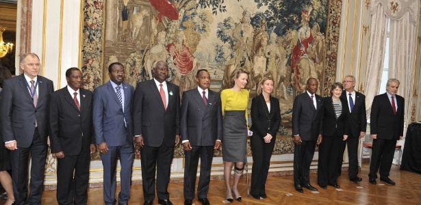 Líderes africanos se reuniram em Bruxelas, na Bélgica, com a Rainha do país, Mathilde, em conferência sobre o Ebola, nesta terça-feira (3) - Xinhua/Ye Pingfan/AFP