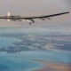 3.mar.2015 - O avião Solar Impulse 2 realiza voo teste em Abu Dhabi, nos Emirados Árabes Unidos. A aeronave utiliza apenas a energia solar, captada por painéis instalados sobre suas asas. O Solar Impulse 2 foi criado após o sucesso do primeiro protótipo de avião impulsionado pelo sol. A primeira versão realizou diversos voos, incluindo um de 26 horas initerruptas, em 2010. O novo Solar Impulse é maior, mais pesado e mais potente que seu antecessor, mas também mais delicado. Os pilotos Bertrand Piccard e André Borschberg, criadores do avião, se revezarão na cabine de comando durante viagem em que darão a volta ao mundo - Solar Impulse/Efe