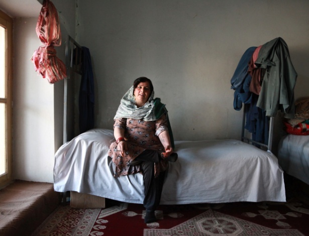 Shirin Gul, na prisão feminina de Nangarhar, onde cumpre pena por 27 assassinatos - Gabriela Maj/The New York Times