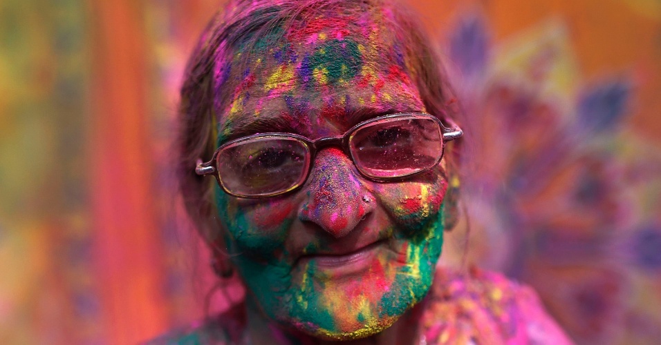 3.mar.2015 - Uma viúva abandonada pela família coberta de cores participa das celebrações Holi em Vrindavan, no Uttar Pradesh, na Índia