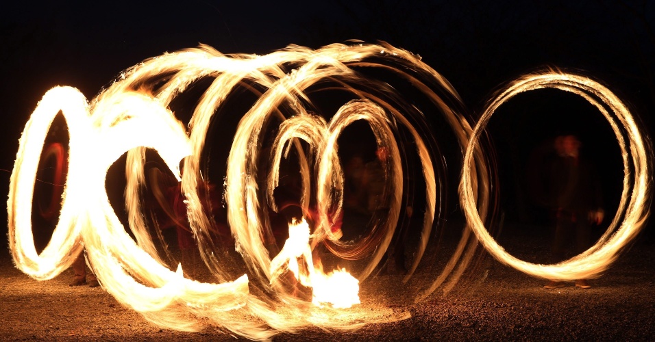 3.mar.2015 - Vista de fogos de artifício durante um evento para celebrar a primeira lua cheia do ano do calendário lunar em Hampyeong, na Coréia do Sul