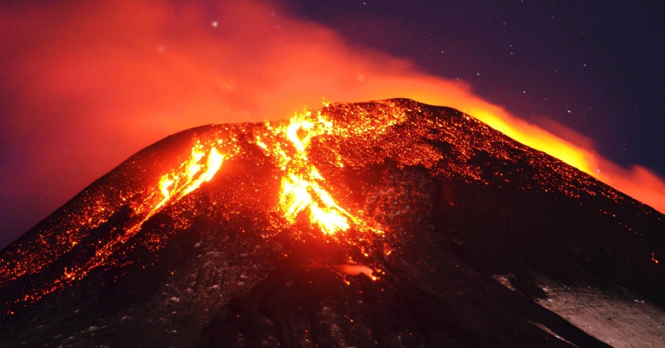 3.mar.2015 - Vulcão Villarrica cospe cinzas e lava após entrar em erupção na cidade de Pucon, no sul de Santiago (Chile)