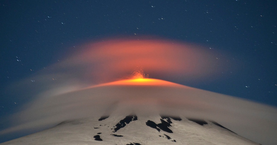 4.mar.2015 - Fumaça e lava são expelidas pelo vulcão Villarrica, visto a partir da cidade de Pucón, ao sul de Santiago, no Chile