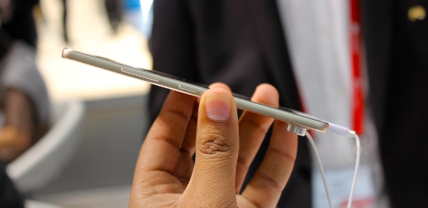 O smartphone da chinesa Gionee foi considerado o mais fino do mundo registrado no "Guinness Book" por ter 5,31 milímetros de espessura - Guilherme Tagiaroli/UOL