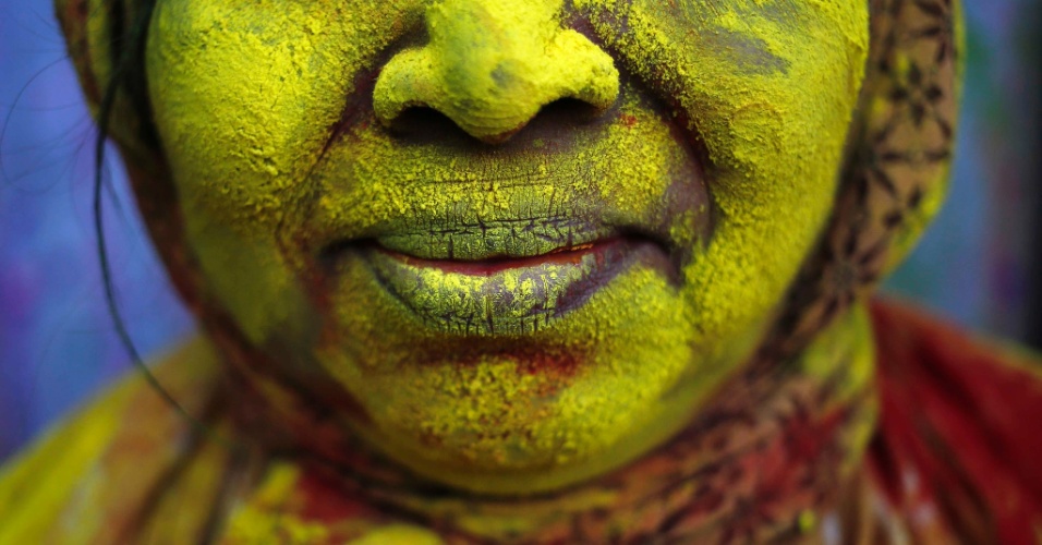 4.mar.2015 - Rosto de uma viúva coberta de cor depois de tomar parte nas celebrações Holi pela organização não-governamental Sulabh International em um ashram em Vrindavan, na Índia